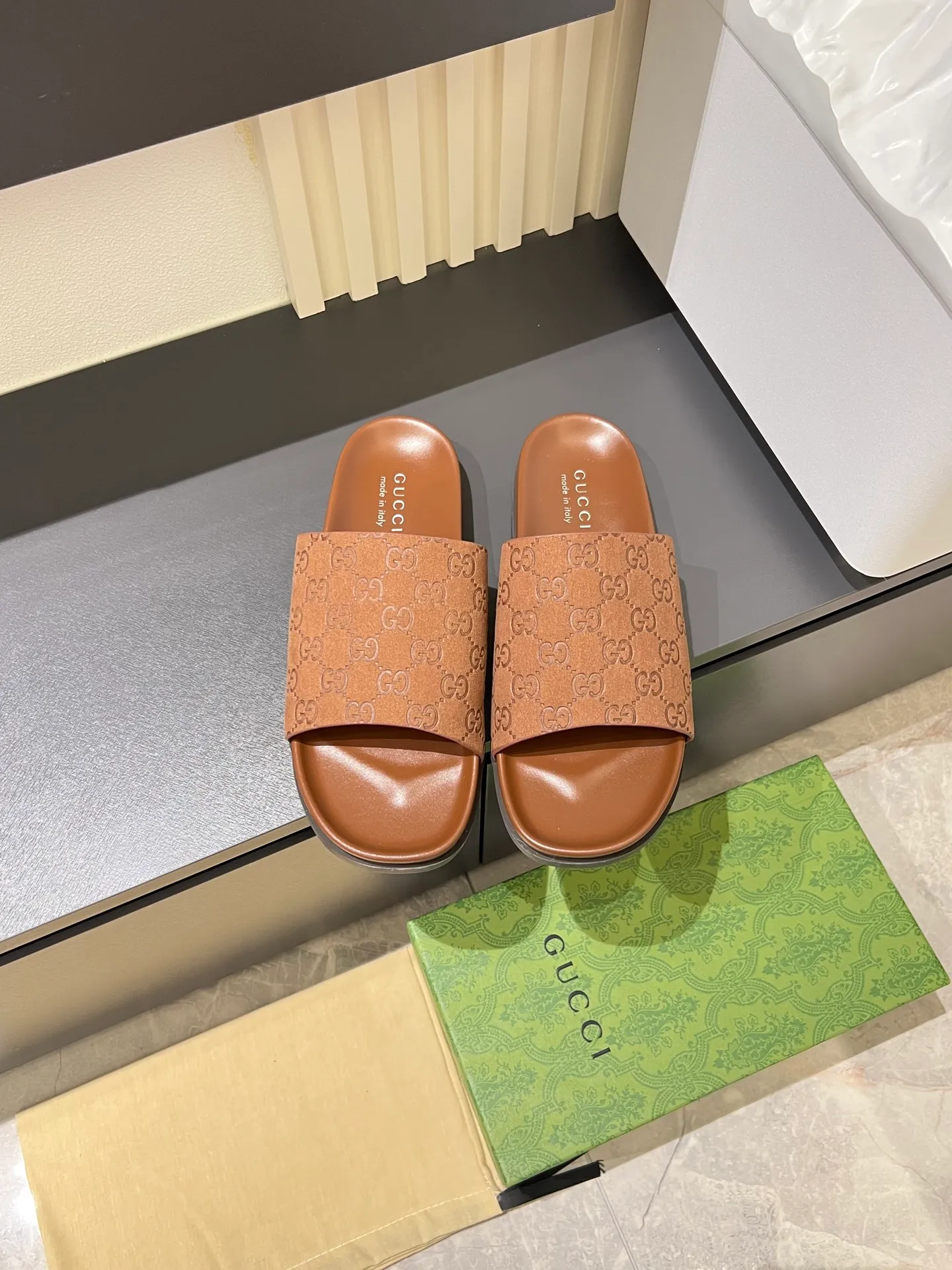 Men's Men's Shoes 💰p320 "GUCC＊" These slippers are made of GG polyester and feature a Gucci label on the front, adding a bold logo feel to the style. "Gucci Made in Italy" stamped label Rubber sole. Size 38-44